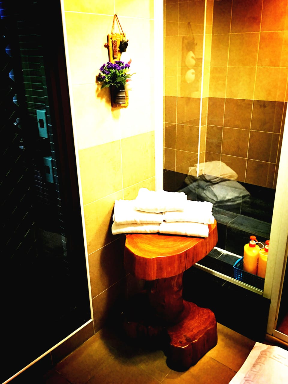 Family Suite, Multiple Bedrooms | Bathroom | Shower, free toiletries, towels