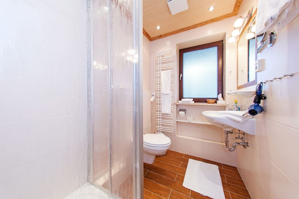 Comfort Triple Room, Balcony | Bathroom | Shower, hair dryer, towels
