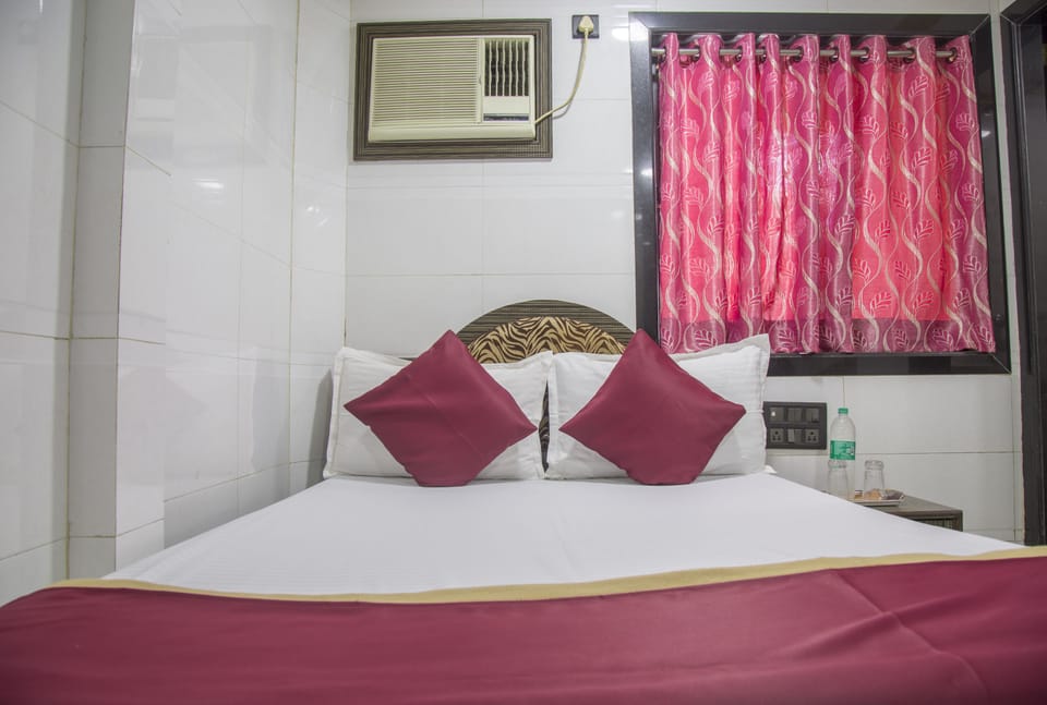 Deluxe Room | Desk, rollaway beds, free WiFi, bed sheets