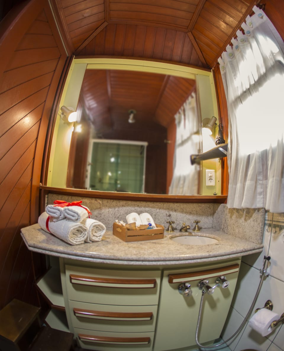 Deluxe Quadruple Room, Hot Tub | Bathroom | Free toiletries, hair dryer, bathrobes, slippers