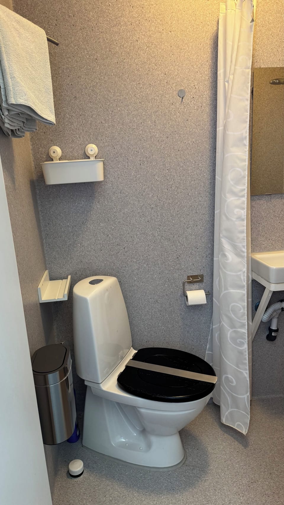 Standard Double Room, Ensuite, Garden View | Bathroom | Shower, rainfall showerhead, hair dryer, towels