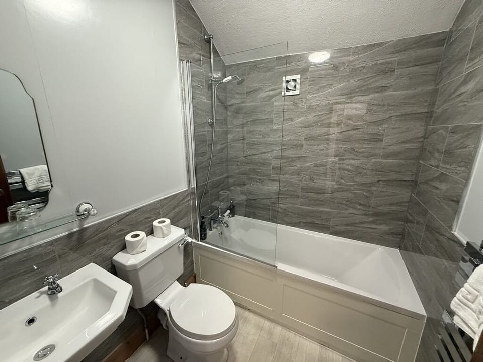 Basic Double Room, Ensuite | Bathroom | Free toiletries, hair dryer, towels