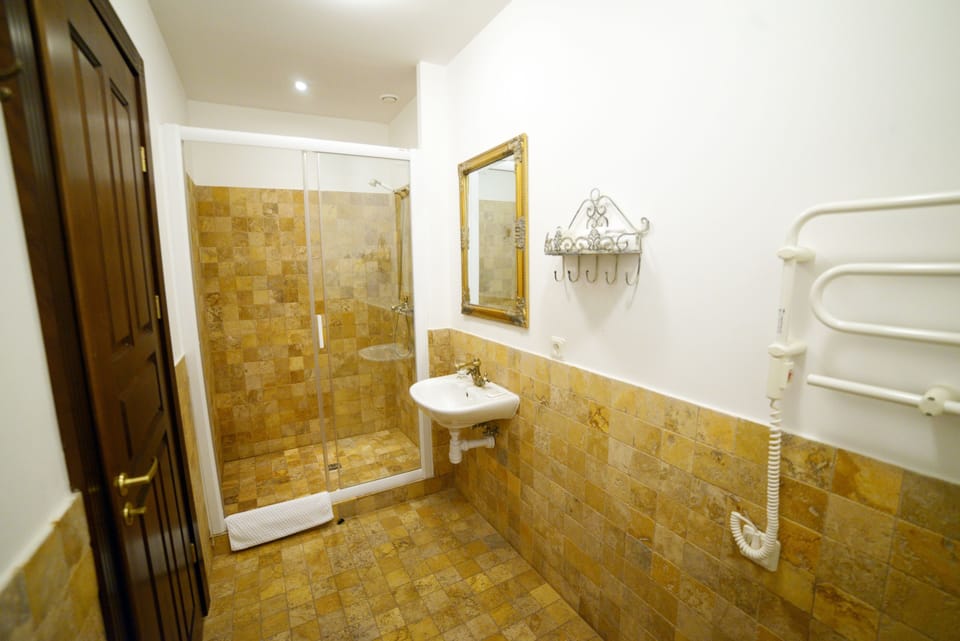 Classic Double Room | Bathroom | Free toiletries, hair dryer, towels