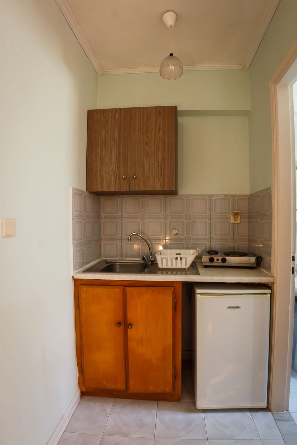 Comfort Apartment, 1 Bedroom | Private kitchenette | Fridge, stovetop, coffee/tea maker, electric kettle
