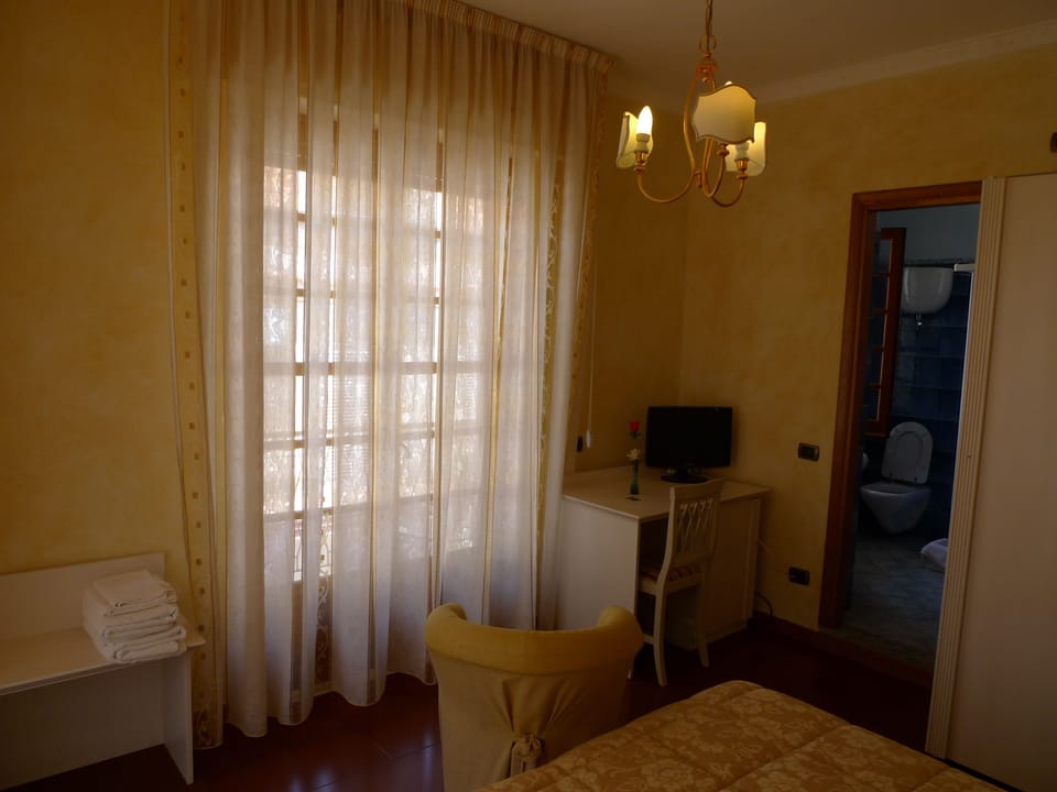 Double or Twin Room | Room amenity
