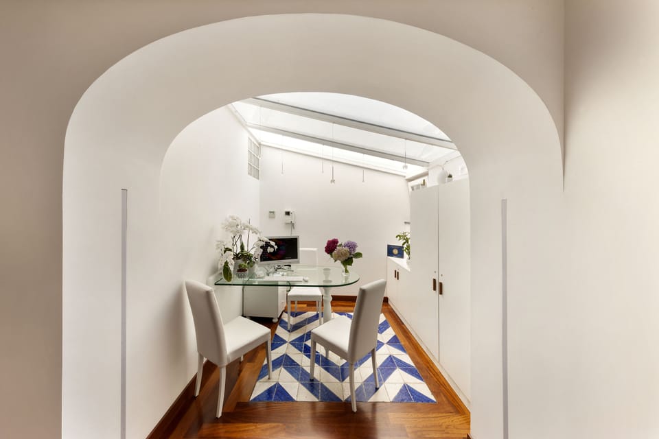 Check-in/check-out kiosk