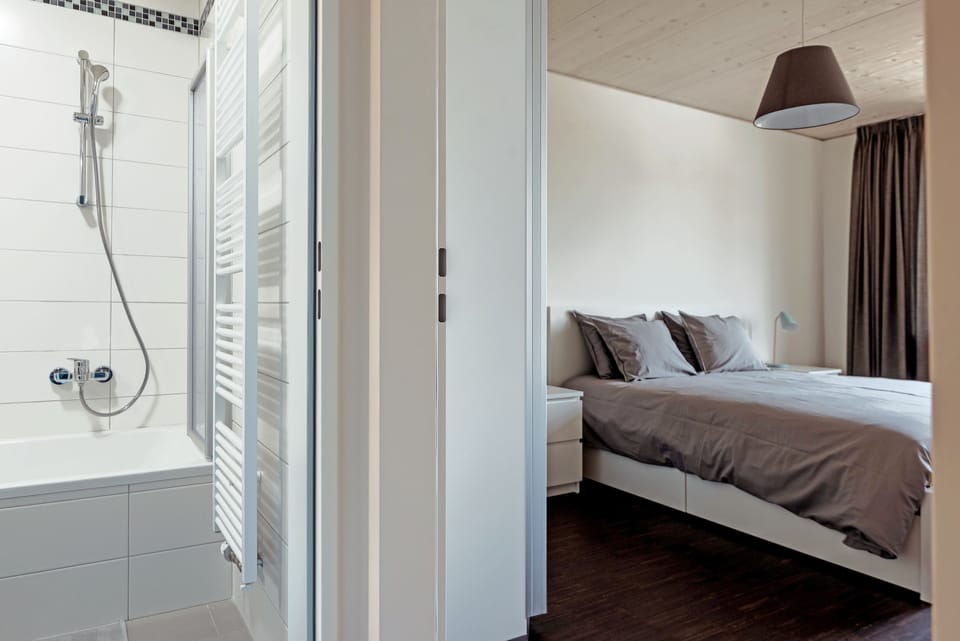 1 bedroom, individually decorated, individually furnished