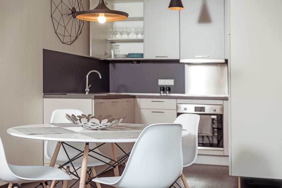 Full-size fridge, oven, stovetop, dishwasher