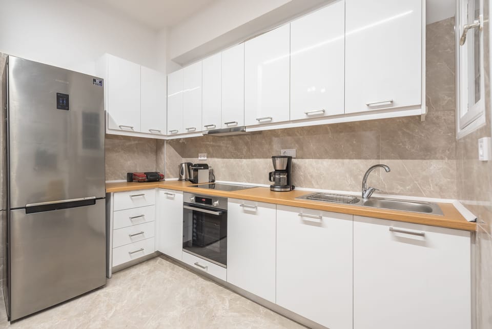 Apartment (Victoria Secret 1 min from Metro) | Private kitchen | Fridge, oven, stovetop, coffee/tea maker