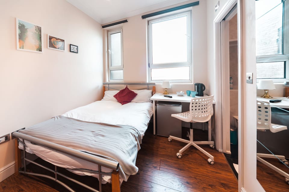 Basic Room, 1 Double Bed | Iron/ironing board, free WiFi, bed sheets