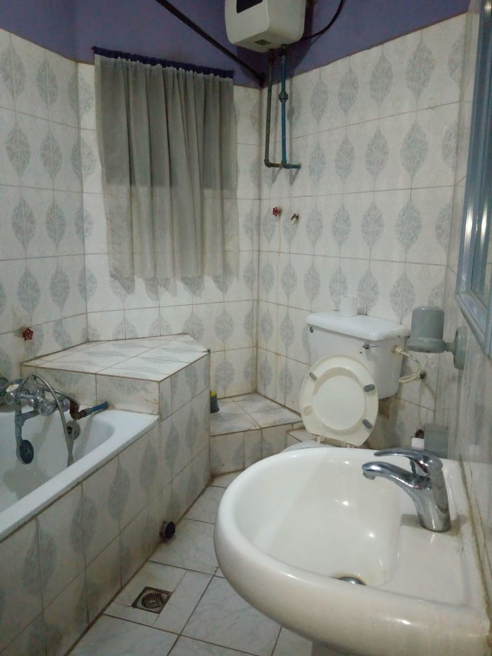 Deep soaking tub, rainfall showerhead, free toiletries, towels
