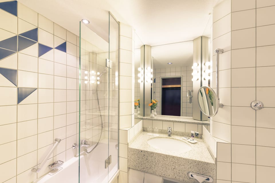 Combined shower/tub, deep soaking tub, eco-friendly toiletries