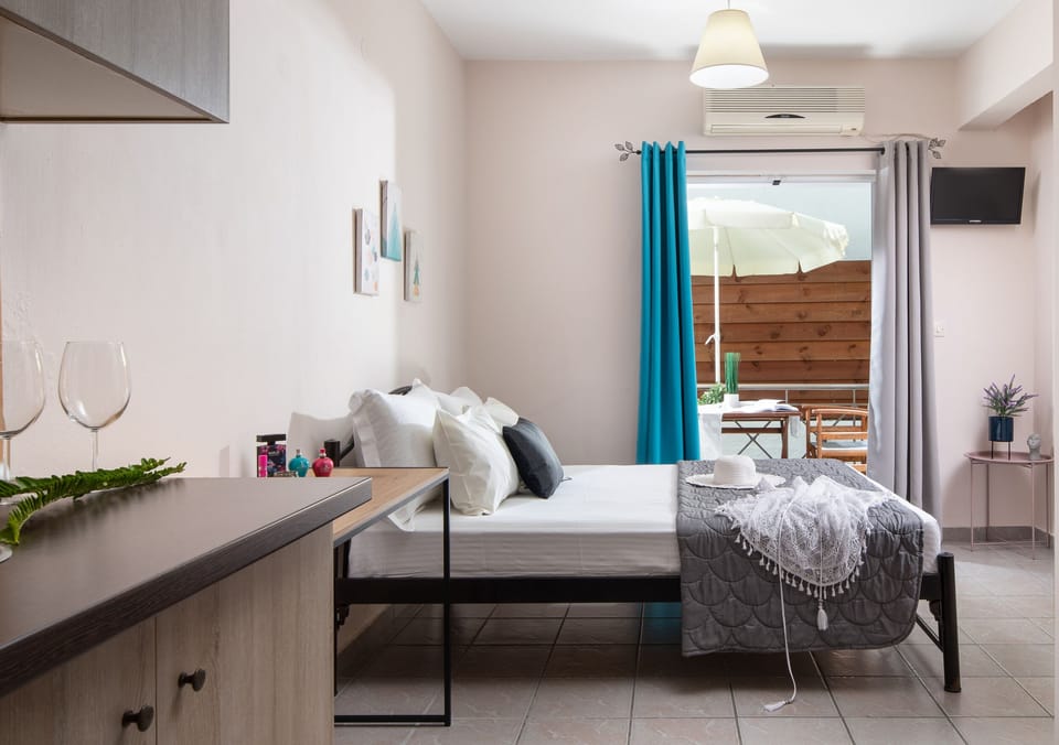 Laptop workspace, blackout drapes, iron/ironing board, free WiFi