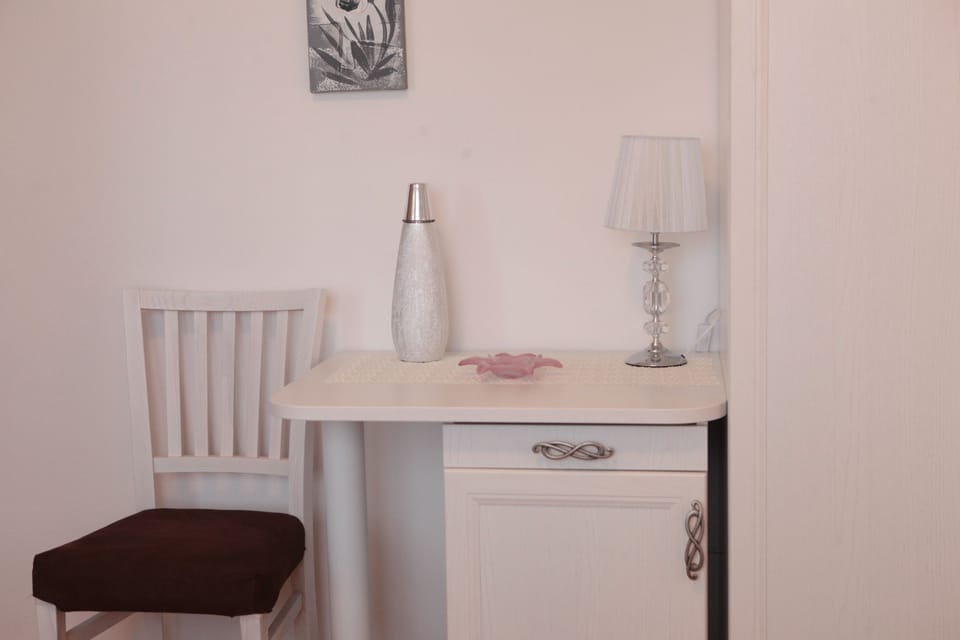 Double Room | 1 bedroom, premium bedding, in-room safe, desk