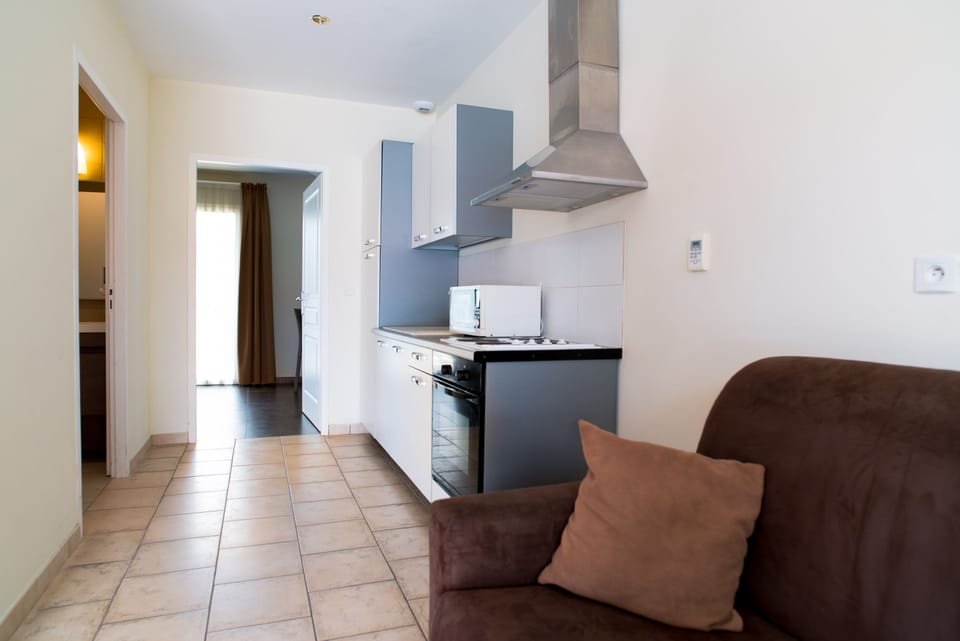 Standard Duplex (Pavillon) | Private kitchen | Shared fridge, microwave