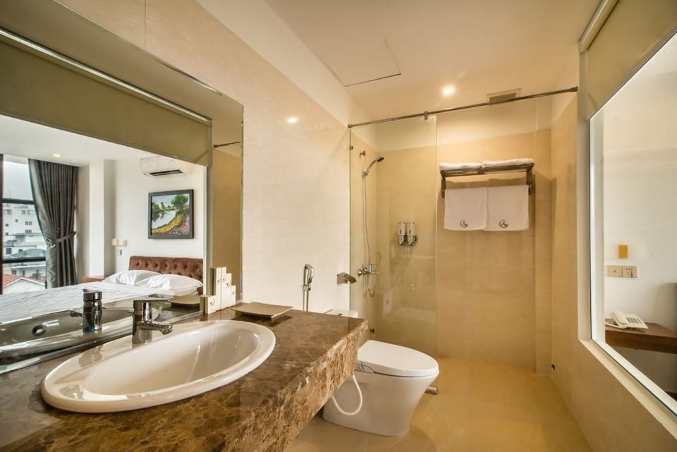 Deluxe Room, 1 Queen Bed, City View | Bathroom | Shower, free toiletries, slippers, towels