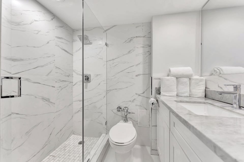 Deluxe Room, Ocean View | Bathroom | Combined shower/tub, free toiletries, hair dryer, towels