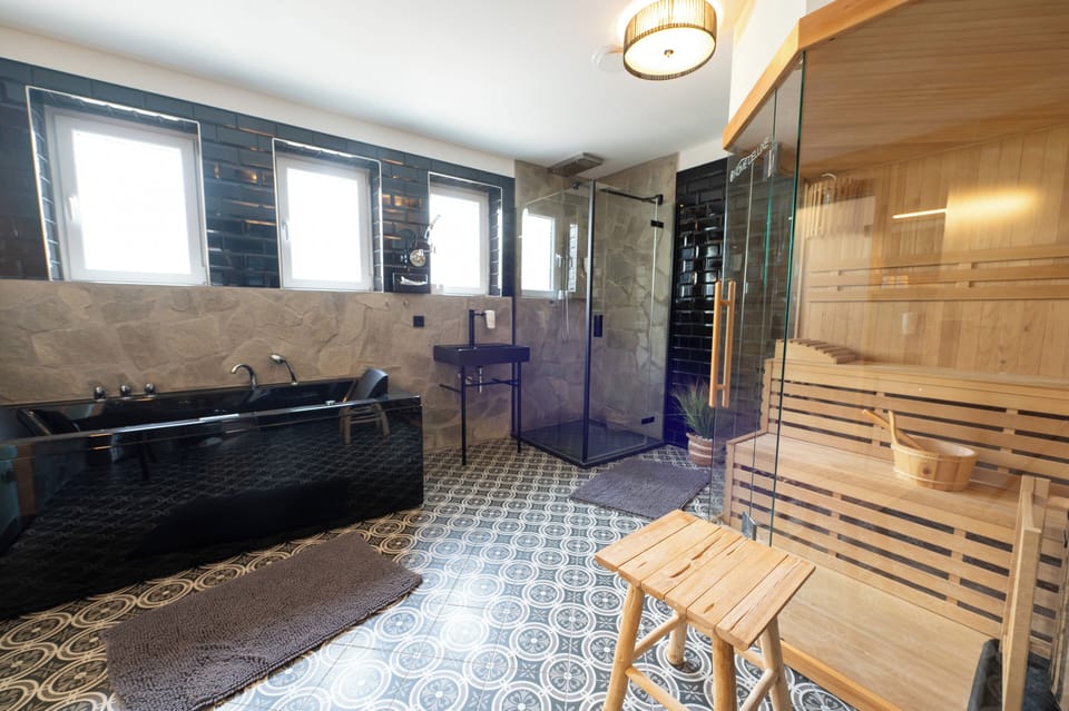 Luxury Suite | Bathroom | Hair dryer, towels, soap, toilet paper