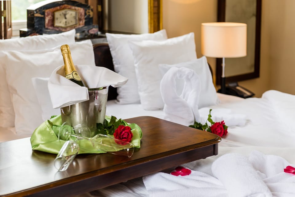 Honeymoon Suite | Hypo-allergenic bedding available, in-room safe, desk, laptop workspace