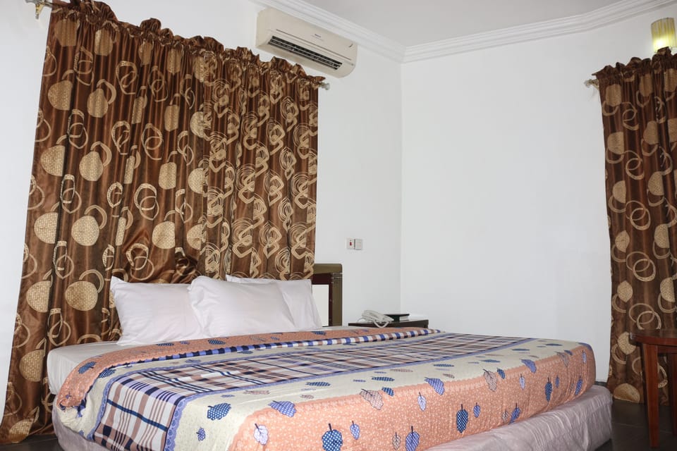 Business Suite | In-room safe, desk, free WiFi