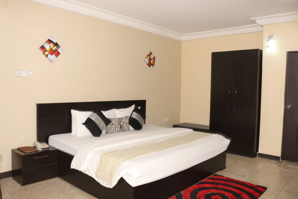 Deluxe Suite | Premium bedding, in-room safe, desk, laptop workspace