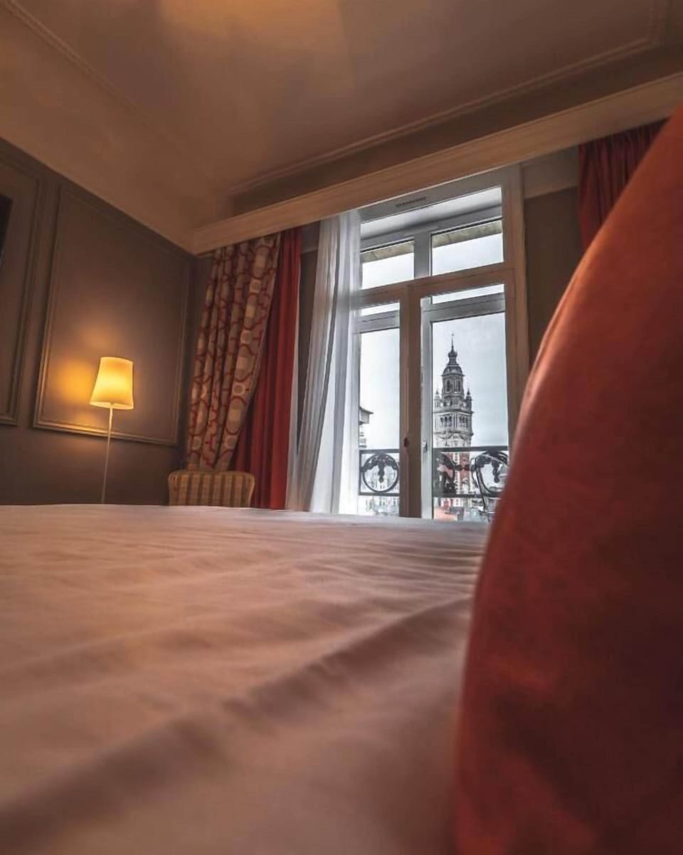Chambre Prestige vue Grand Place | Premium bedding, in-room safe, individually furnished, desk