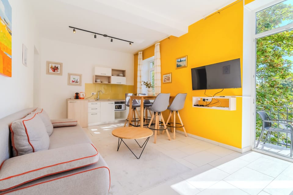 Classic Apartment | Living area | LCD TV