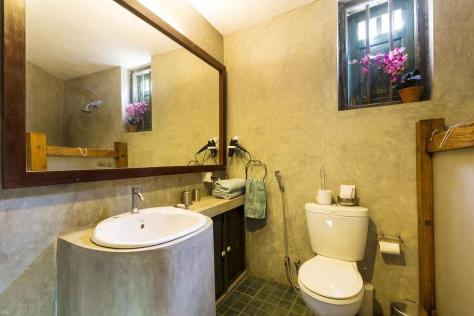 Deluxe Double or Twin Room, Garden View, Garden Area | Bathroom | Shower, free toiletries