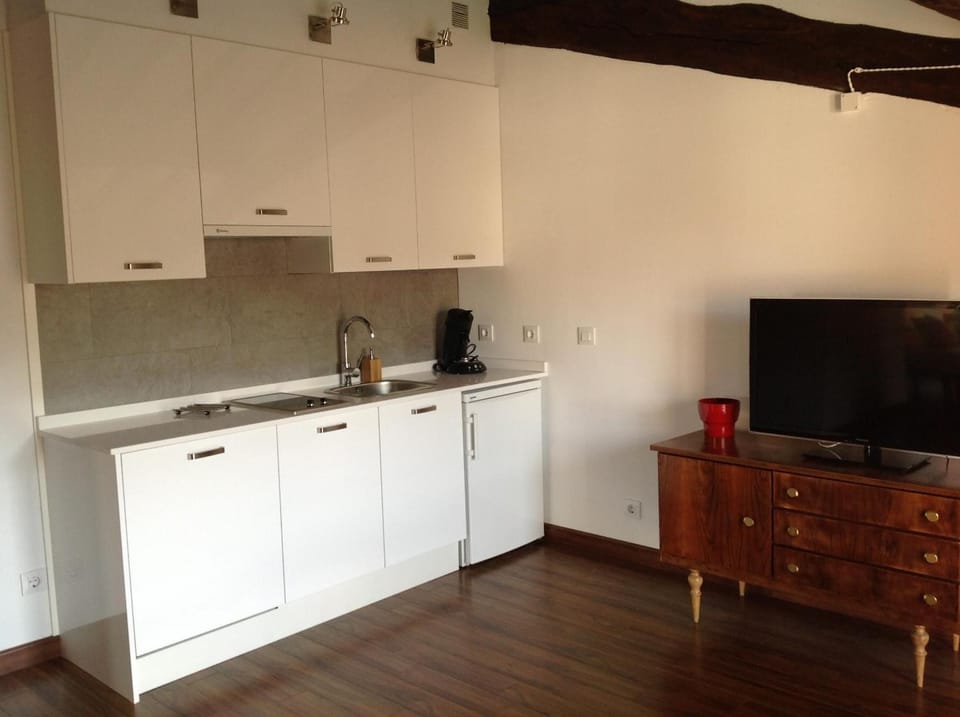 Full-size fridge, microwave, stovetop, dishwasher