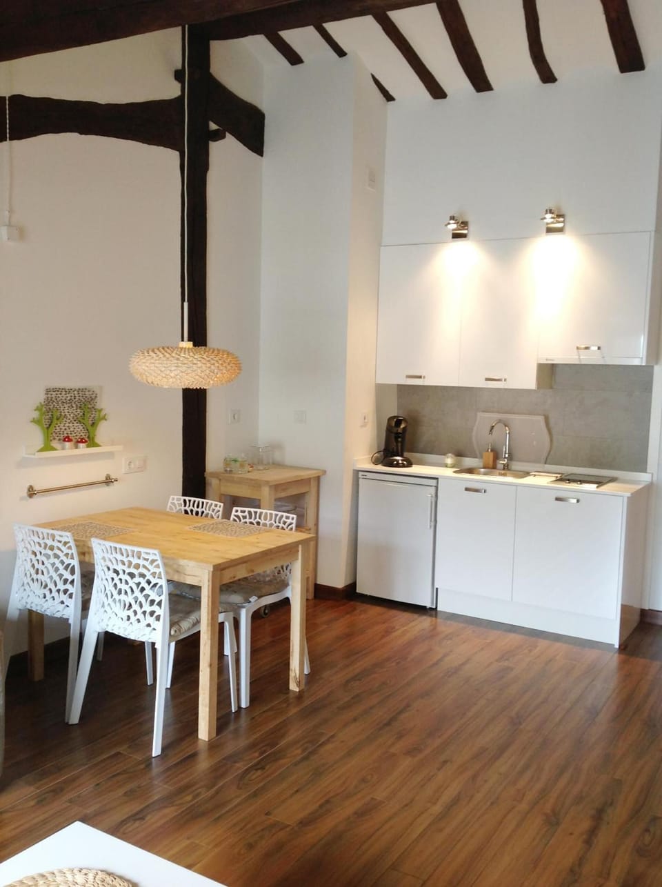 Full-size fridge, microwave, stovetop, dishwasher