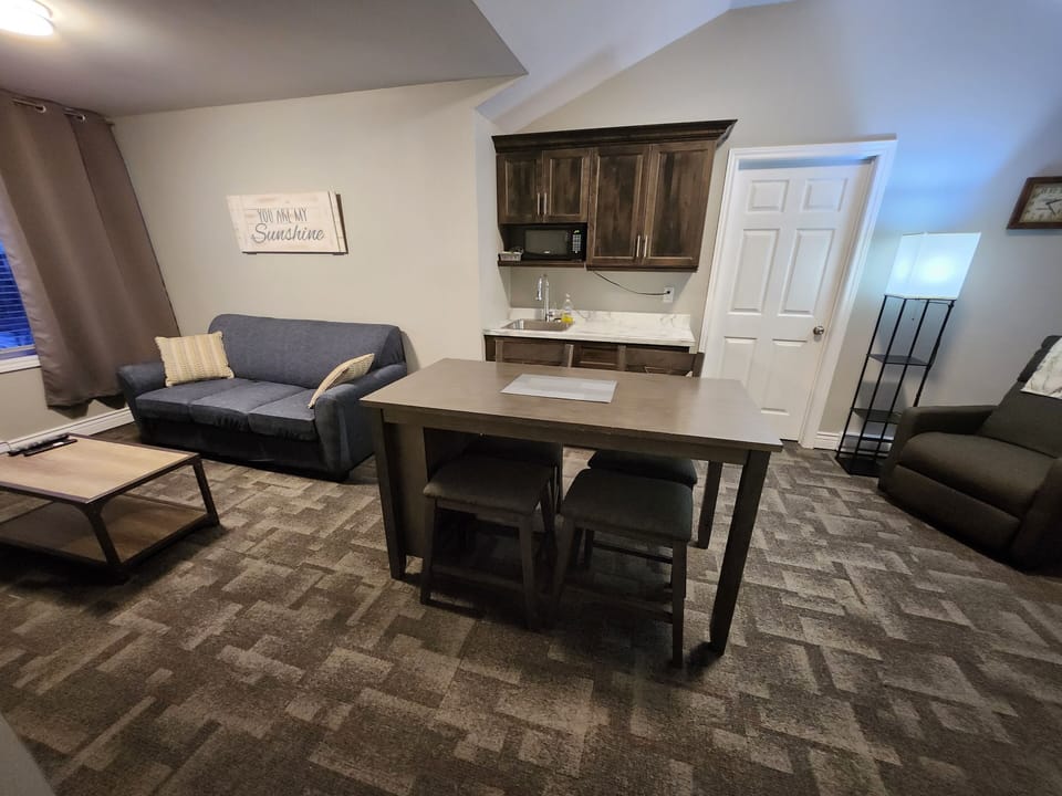 Executive Suite, 1 Queen Bed, Ocean View | In-room dining