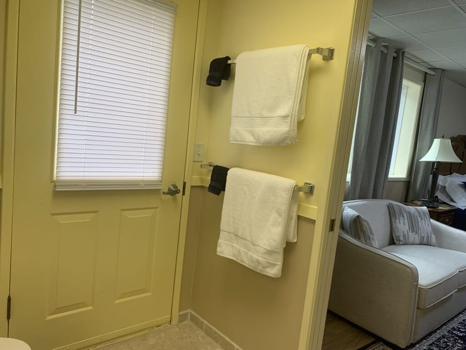 Junior Suite, 1 King Bed | Bathroom | Combined shower/tub, free toiletries, towels