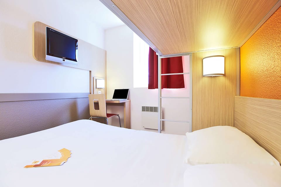 1 bedroom, desk, laptop workspace, blackout drapes
