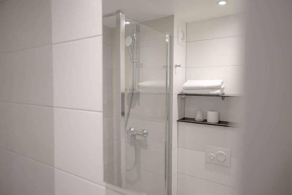 Shower, eco-friendly toiletries, towels