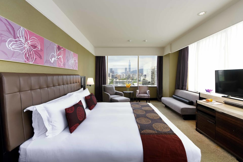 Premium bedding, in-room safe, desk, blackout drapes