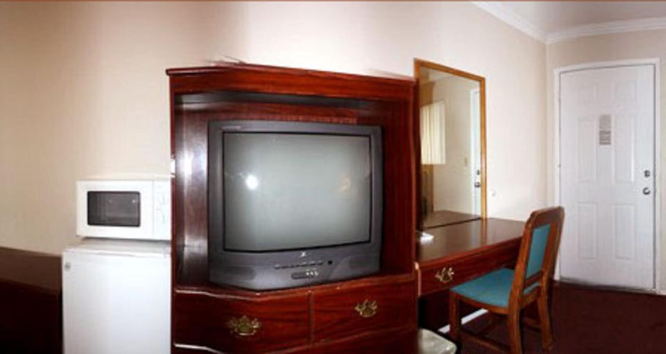 Desk, laptop workspace, iron/ironing board, free WiFi