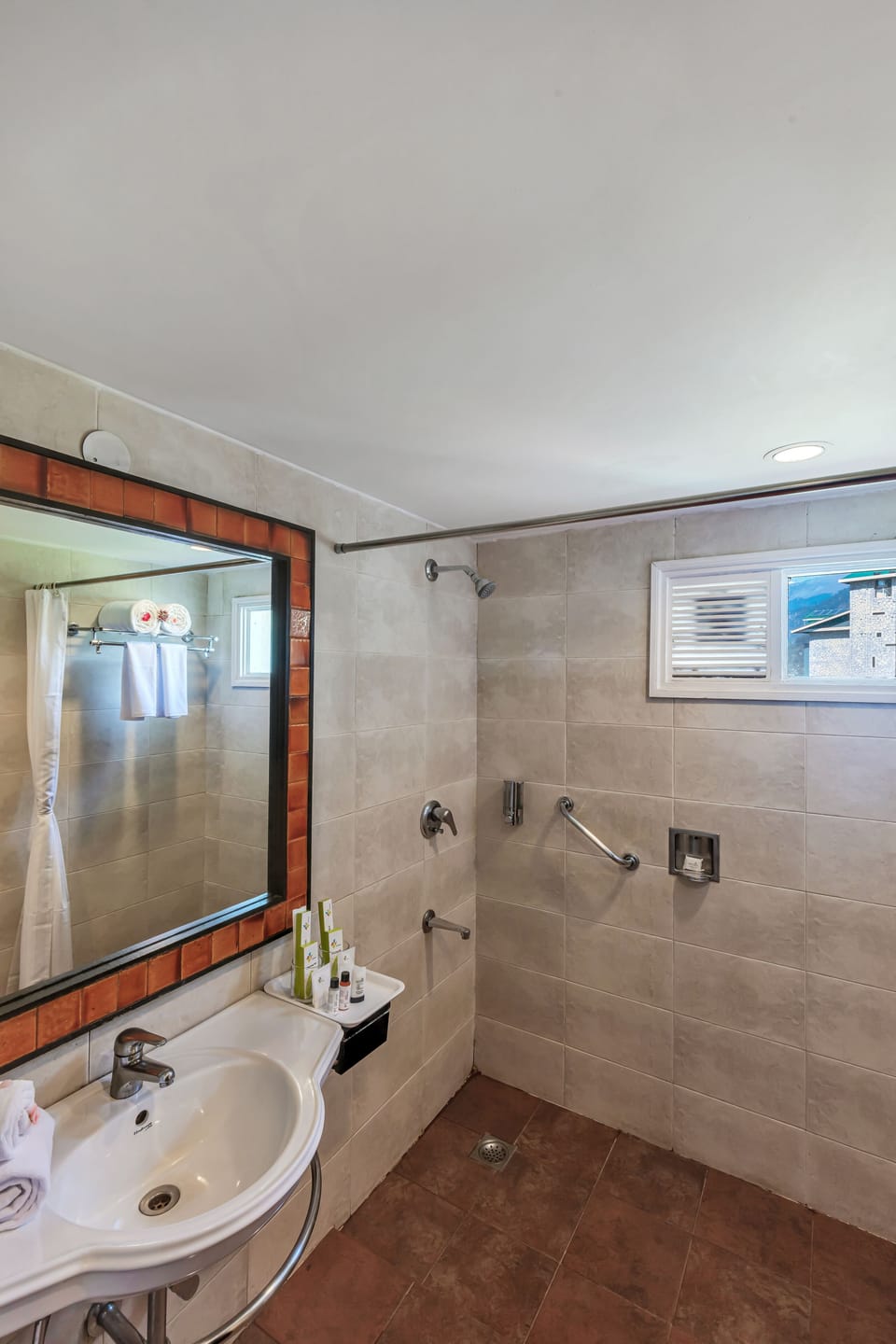 Hotel Unit (Superior Room) | Bathroom | Shower, hair dryer, towels