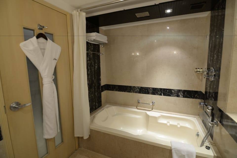 Zuri Club Room with King Bed (01 King Bed) | Bathroom | Separate tub and shower, free toiletries, hair dryer, bathrobes