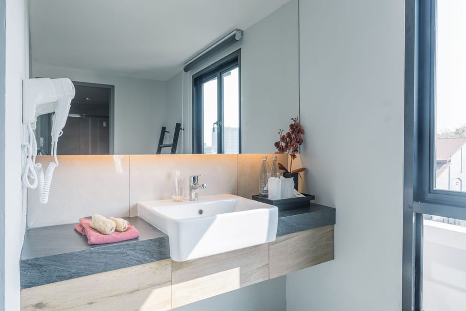 Shower, rainfall showerhead, free toiletries, hair dryer