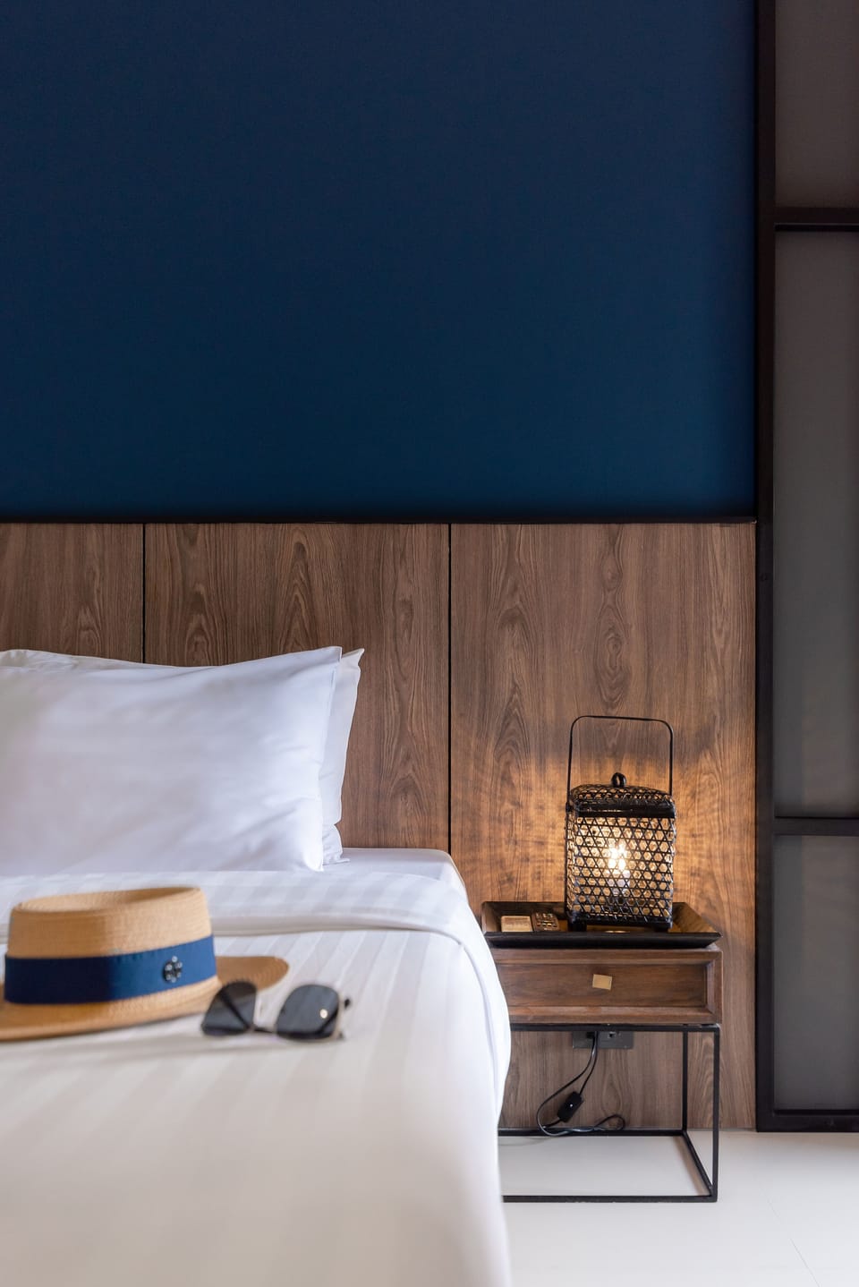 Supreme Double | Premium bedding, desk, blackout drapes, free WiFi