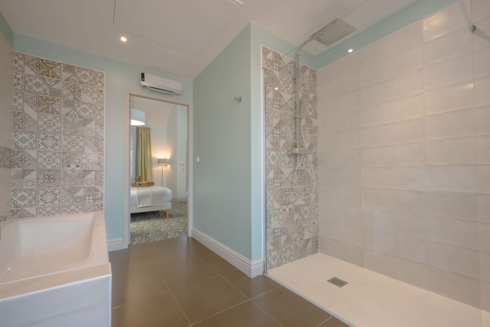 Deluxe Double Room, City View | Bathroom | Separate tub and shower, rainfall showerhead, free toiletries