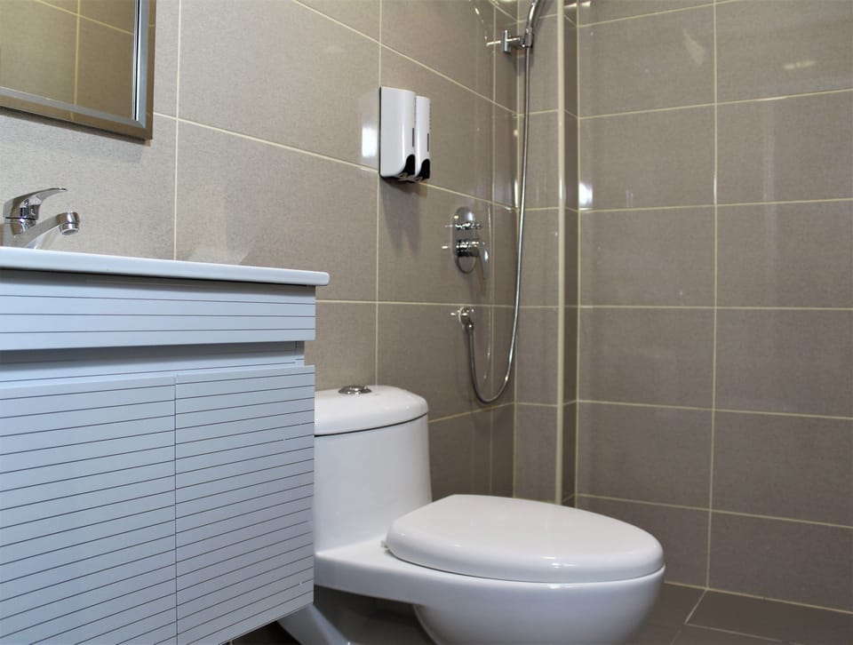 Shower, free toiletries, towels