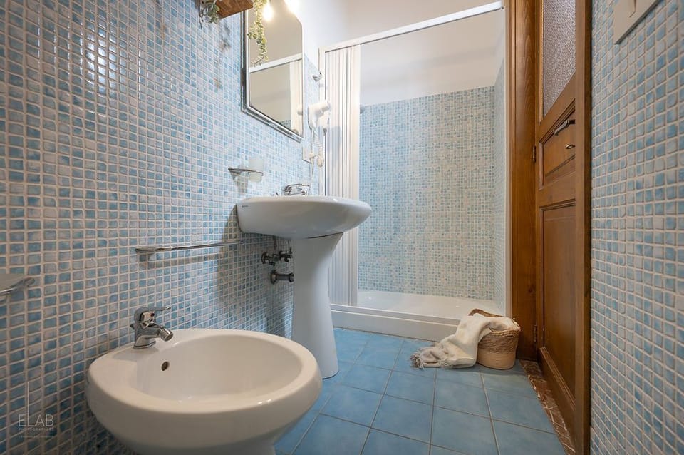 Quadruple Room | Bathroom | Shower, free toiletries, hair dryer, bidet