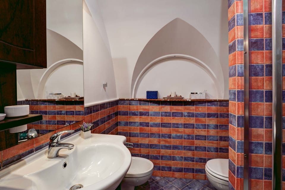 Standard Double Room, Kitchenette | Bathroom | Shower, free toiletries, hair dryer, bidet