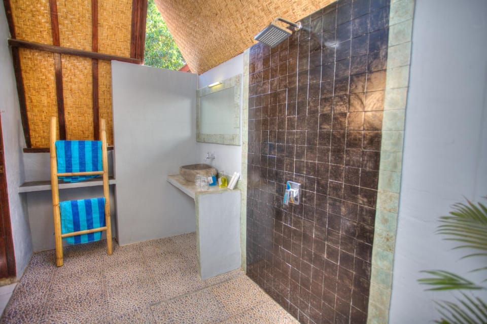Superior Villa, 1 Bedroom | Bathroom | Shower, free toiletries, towels
