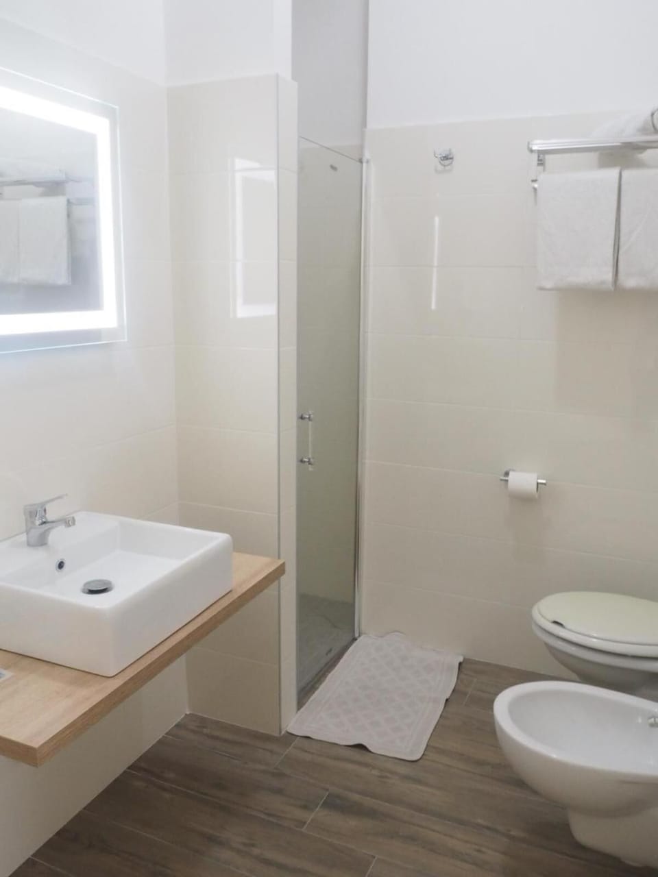 Shower, rainfall showerhead, free toiletries, hair dryer
