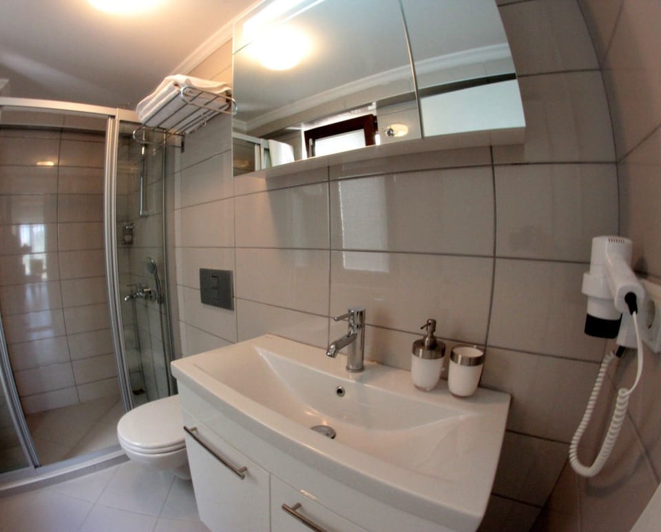 Family Quadruple Room, 2 Bedrooms | Bathroom | Shower, free toiletries, hair dryer, towels