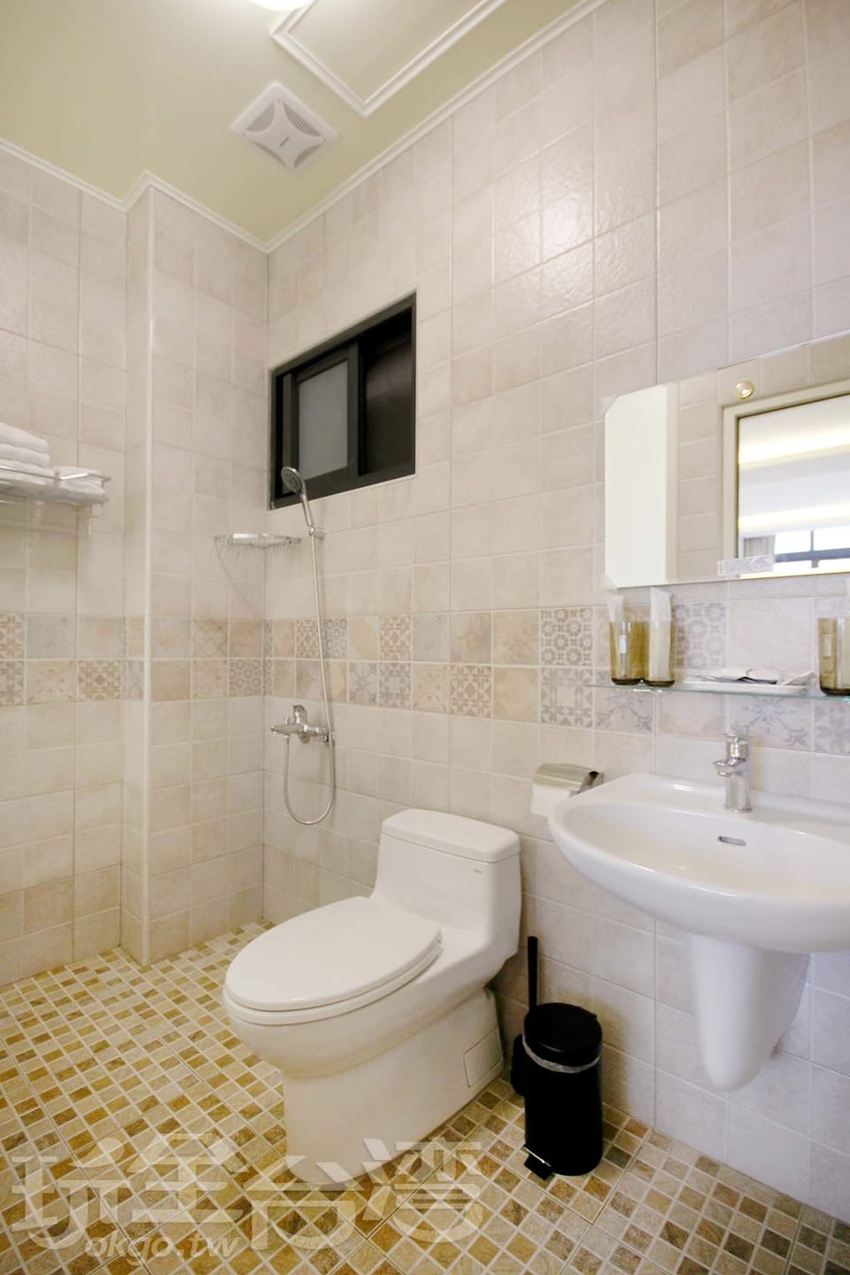 Shower, rainfall showerhead, free toiletries, hair dryer