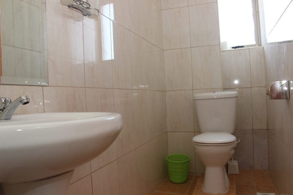 Shower, rainfall showerhead, free toiletries, slippers