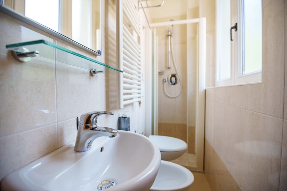 Shower, free toiletries, hair dryer, bidet